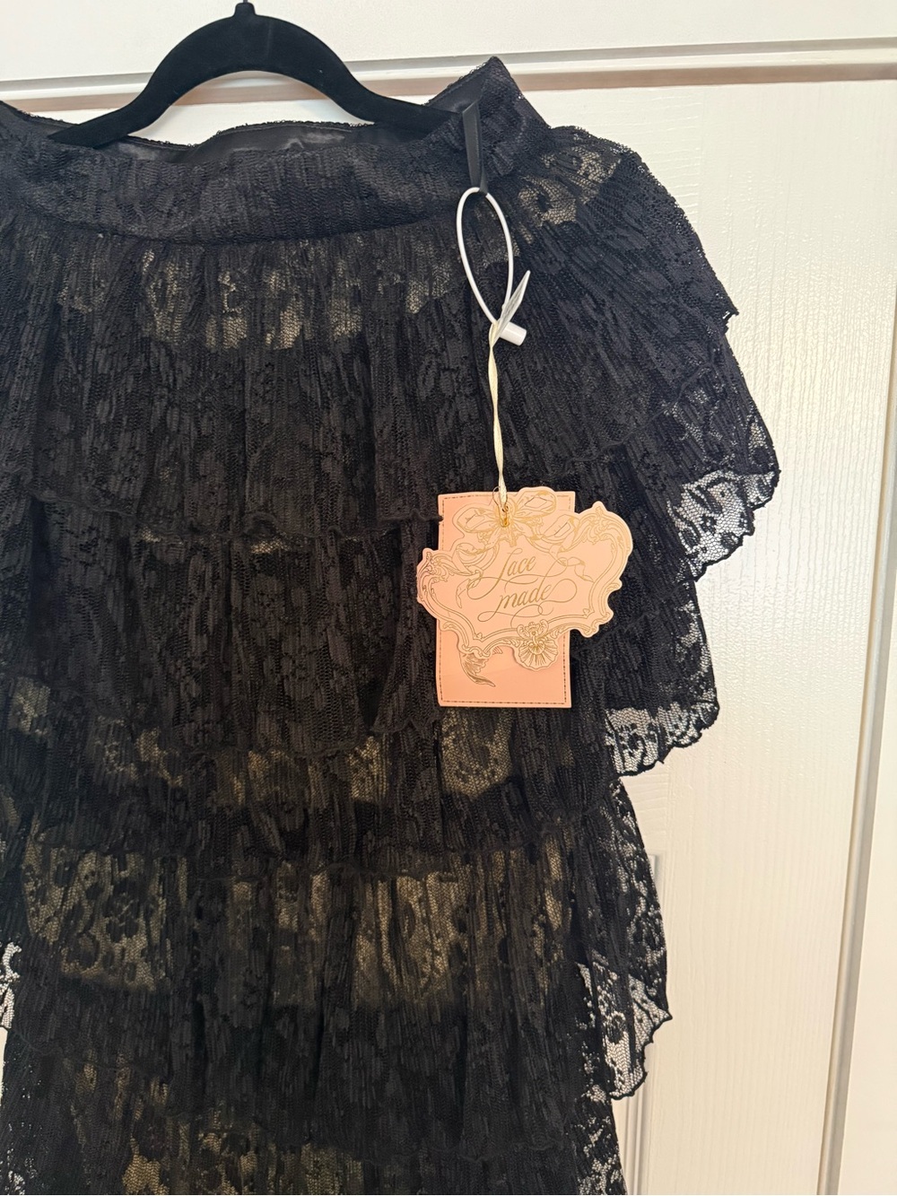 Elegant Black Lace Tiered Long-Sleeve Dress with Gold Bodice - Picture 5 of 10